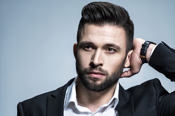 Hombres con entradas - Hombre con un peinado de copete, el cual ayuda a disimular las entradas y verse atractivo