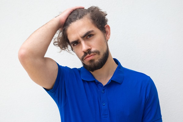 Persona con inicio de alopecia notando que pierde cabello de manera más acelerada, dejando algunos espacios sin pelo