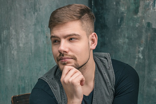 Hombres con entradas - Hombre con un corte de cabello Low Fade, que permite disimular las entradas al llevar el pelo lateral corto