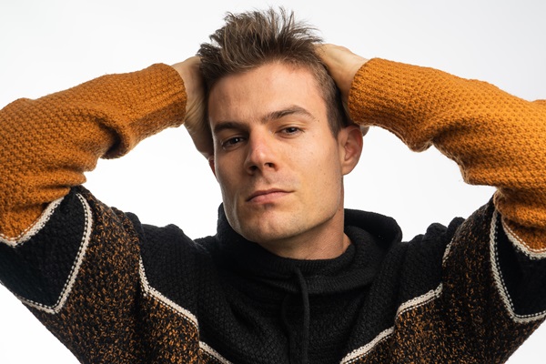 Hombres con entradas - Hombre con un corte de cabello estilo Spiky, el cual desvía la atención de las entradas y lo hace ver juvenil