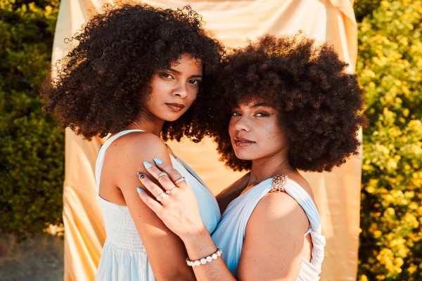Belleza natural y retrato de amigas con maquillaje cosmético natural en un jardín en un evento