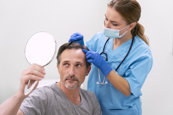 Caries y calvicie - Doctora evaluando a un paciente con una pérdida anormal de cabello, como consecuencia de las caries que presenta
