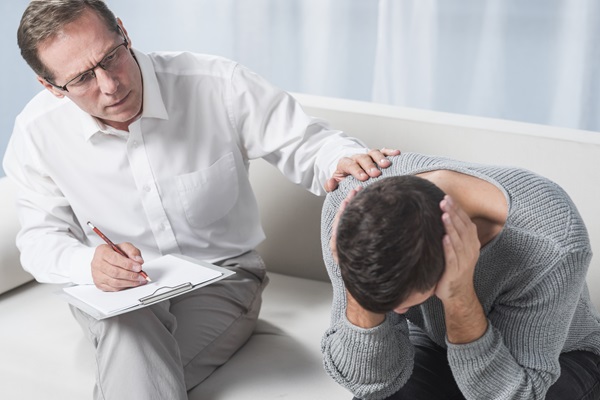 Hombre asistiendo a terapia para superar su trastorno psicológico, el cual lo impulsa a arrancarse el cabello de manera compulsiva