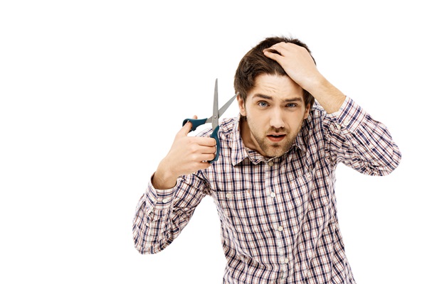 Tricofagia - Hombre con una tijera para cortar su cabello y comerlo, debido al trastorno psicológico llamado tricofagia