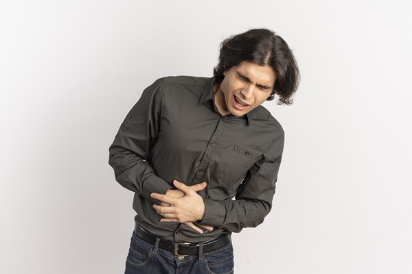 Tricofagia - Hombre con fuerte dolor abdominal, como consecuencia del consumo de cabello debido a su trastorno psicológico