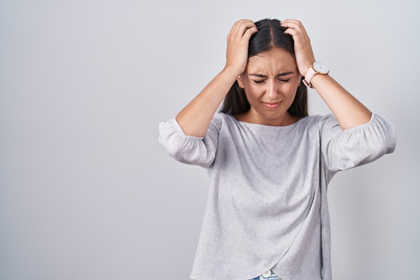 Tricofagia - Mujer abrumada y estresada debido al trastorno psicológico que posee, el cual la impulsa a comer cabello