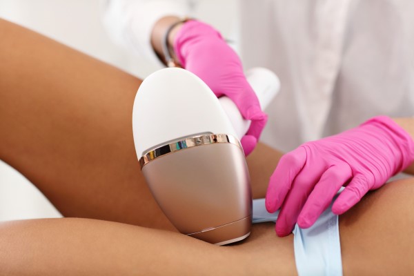 recuperar el pelo del pubis - Mujer adulta con depilación láser en un salón de belleza profesional