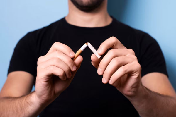 Hombre rompe cigarrillo en señal de rechazo a la nicotina