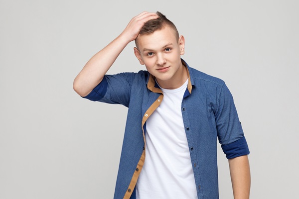 Alopecia juvenil - Hombre joven con signos de alopecia juvenil, la cual causa la aparición de entradas y baja densidad capilar