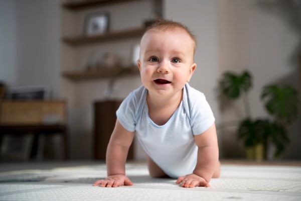 alopecia en niños - bebe gateando por el salón de la casa