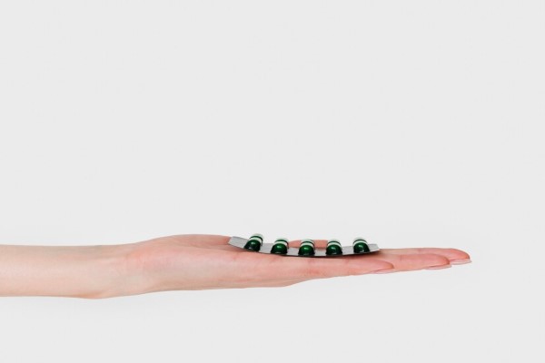mano de mujer con un blíster de pastillas