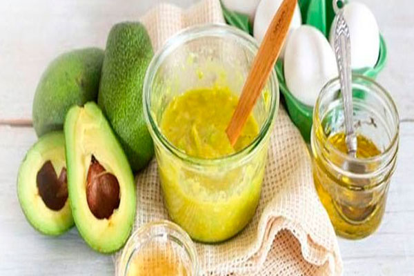Tips para reparar el cabello dañado - Ingredientes especiales para preparar una mascarilla de reparación intensiva con aguacate, huevo y miel
