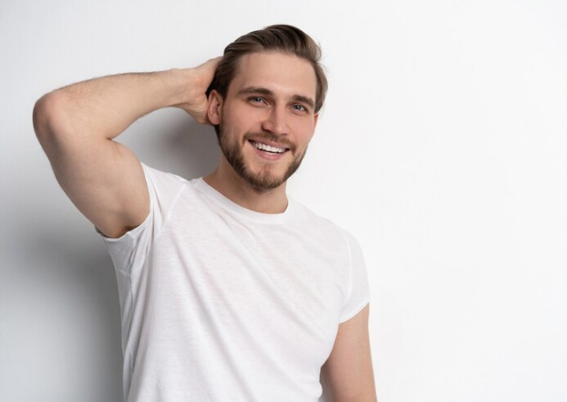 Cabello sano desde adentro - Retrato de joven rubio con abundante melena visiblemente satisfecho con su salud capilar