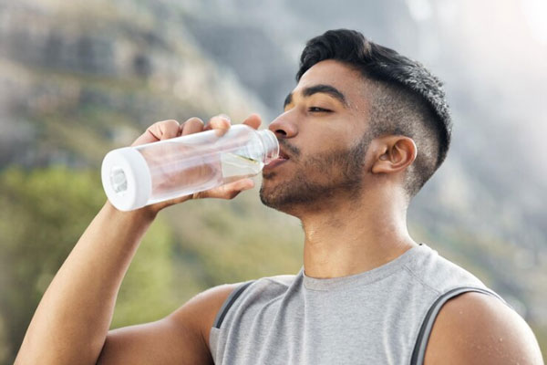 Cabello sano desde adentro - Hombre joven tomando agua