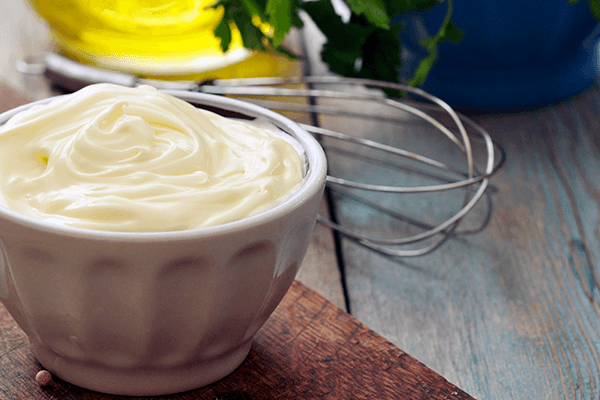Tips para reparar el cabello dañado - Mascarilla de mayonesa y aceite de oliva para cerrar la cutícula