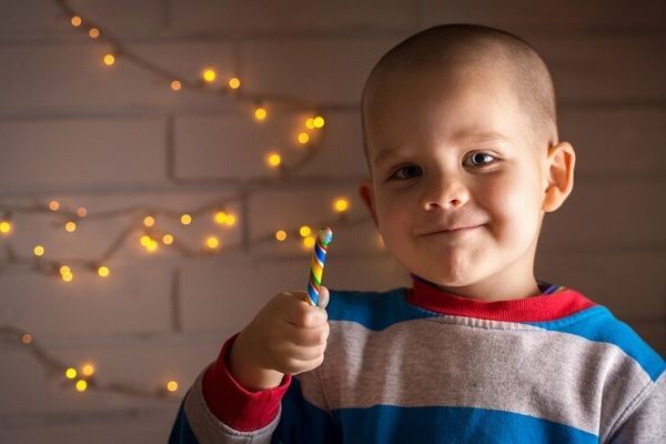 Alopecia en niños - niño con un dulce en la mano