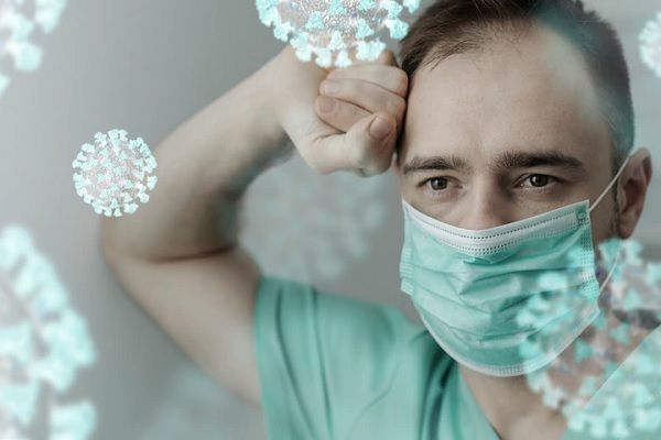 caída del cabello por covid - hombre con mascarilla rodeado de imágenes 3D de virus