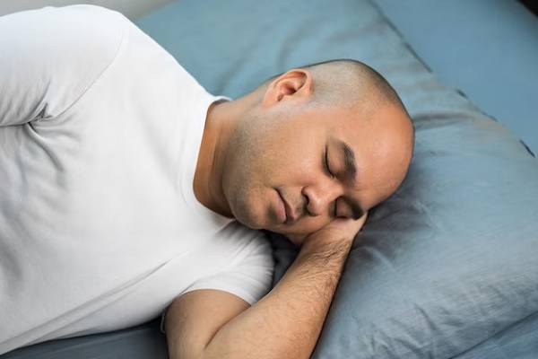 Recomendaciones tras trasplante capilar - Caballero duerme de lado para no interferir con la cicatrización y recuperación de su cuero cabelludo