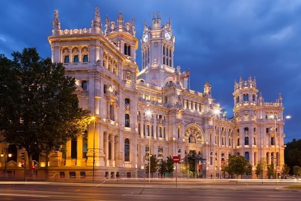 Mejor país para trasplante de pelo - Vista del antiguo Palacio de Comunicaciones en el atardecer de un verano en Madrid