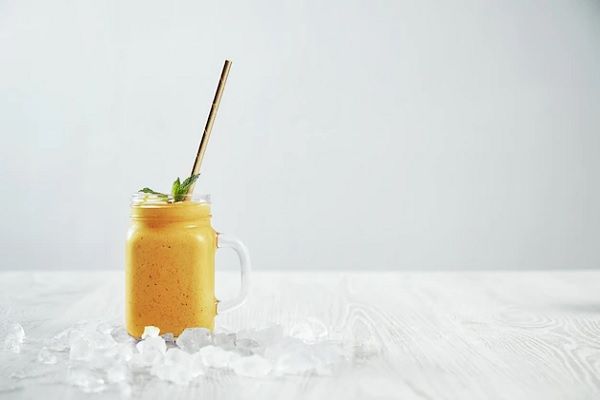 batidos de proteína y calvicie - imagen de un batido sobre una mesa con trozos de hielo