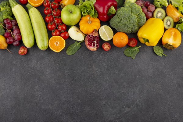 Síndrome de ovario poliquístico - Frutas, vegetales y verduras sobre una mesa de color gris