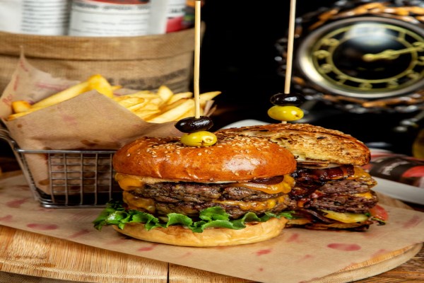 alopecia y circulación sanguínea - dos hamburguesas y unas patatas fritas sobre una tabla de madera
