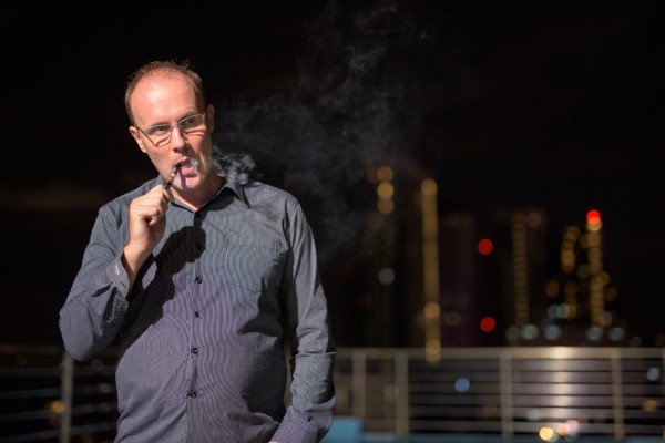 Batidos de proteínas y calvicie - hombre maduro con problemas graves de alopecia fumando cigarrillo electrónico