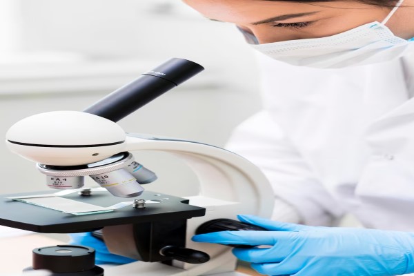 Síndrome del cabello impeinable - especialista revisando una muestra en el microscopio