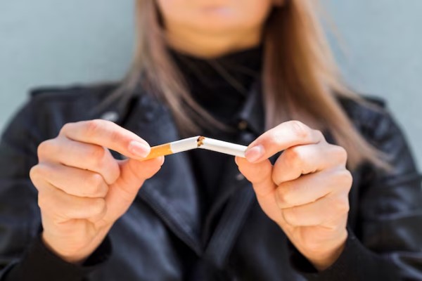 Alopecia en la menopausia - mujer rompiendo un cigarro con las manos