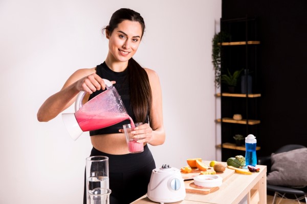 mujer preparando un bebida proteínica casera