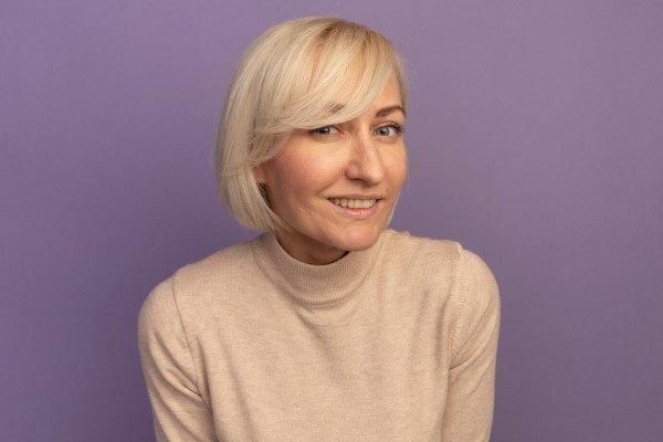 mujer adulta con el cabello rubio teñido