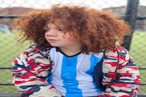 adolescente con ropa deportiva y el pelo desordenado y mal peinado