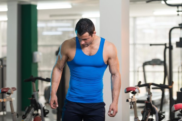 Batidos de proteínas y calvicie - hombre musculosos en el gimnasio