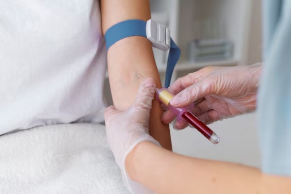 mujer en la clínica sacándose sangre para realizar unos exámenes