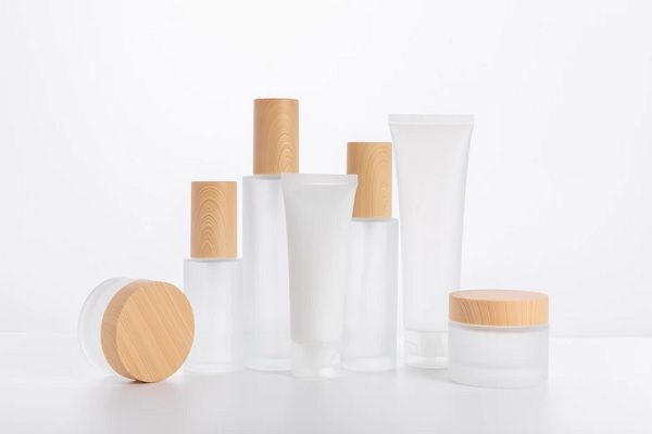 fijadores de pelo - envases en vidrio y plástico traslucido y con tapas de madera de madera para productos cosméticos