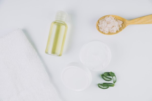 gel fijador creado con elementos naturales sobre una mesa con esos productos naturales