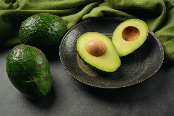Plano detalle de un plato de aguacate como fuente de vitamina E y antioxidantes para el pelo 