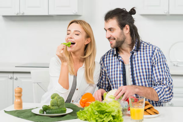 Hombre y mujer adoptan una alimentación balanceada para mejorar su salud capilar 