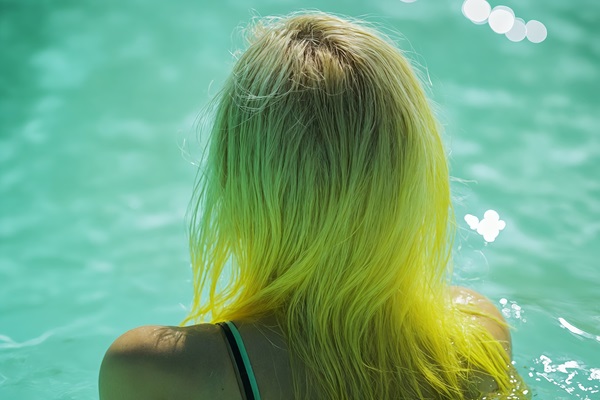 Cloro de las piscinas - Mujer rubia con el cabello verde por entrar en una piscina