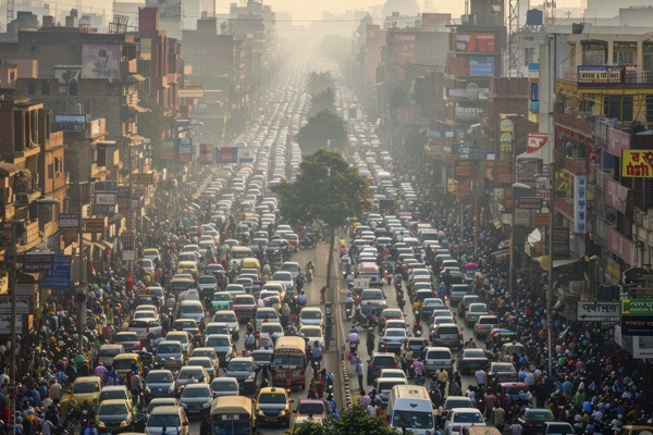 Contaminación - Ciudad con mucho tráfico y un ambiente contaminado lleno de humo