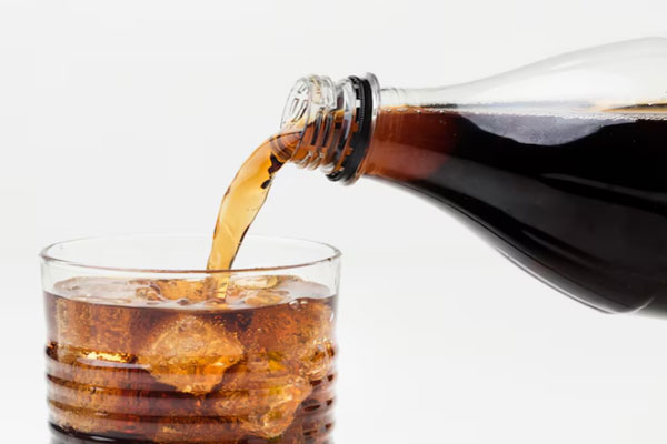 Vaso de refresco con alto contenido de edulcorantes compromete la oxigenación del cuero cabelludo 