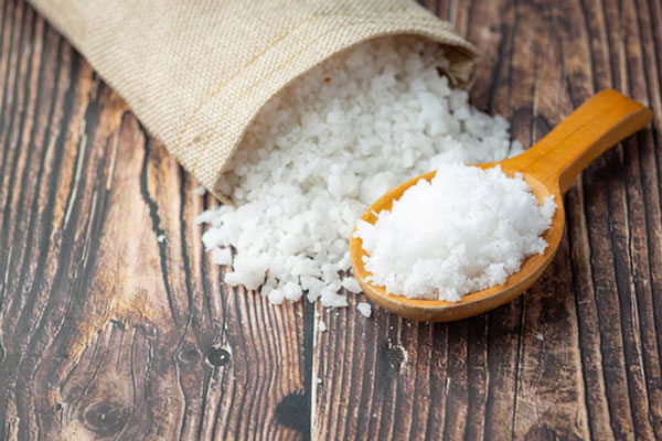 Caída del cabello - Cuchara de madera con sal y altos niveles de sodio comprometen el crecimiento del cabello