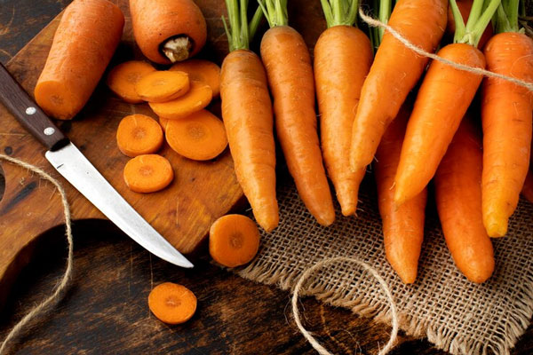 Zanahorias crudas como fuente de betacarotenos para regenerar y proteger el pelo de los radicales libres 