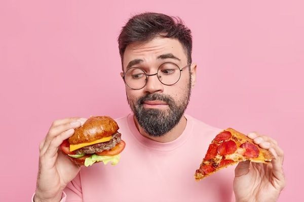Hombre reduce el consumo de pizzas y hamburguesas para preservar su salud capilar