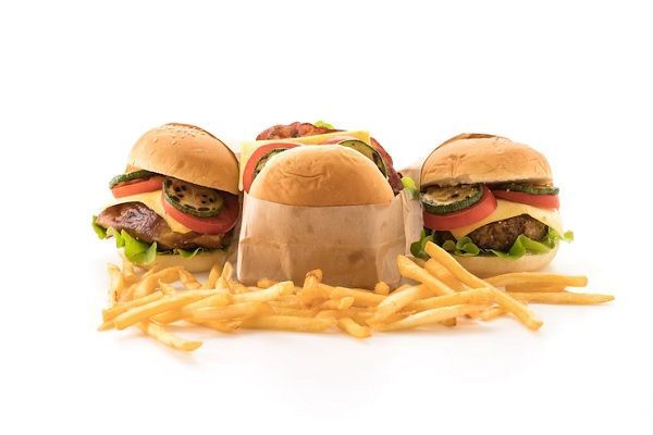 Caída del cabello - Tres hamburguesas de carnes acompañadas de papas fritas deterioran la salud capilar 
