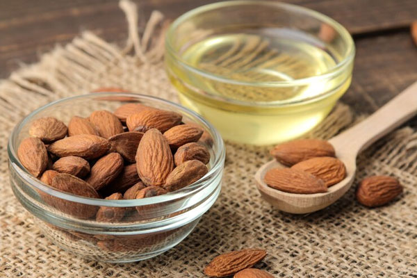 Aceite de almendras como ingrediente esencial para preparar una mascarilla capilar contra el frizz 