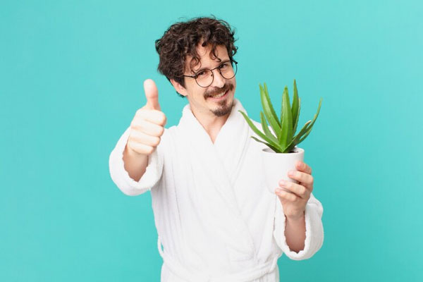 Beneficios del aloe vera - Hombre con cabello sano e hidratado aprovecha las propiedades de la sábila en su rutina capilar 