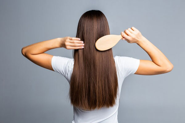 Beneficios del aloe vera - Joven cepilla su cabello largo y abundante 