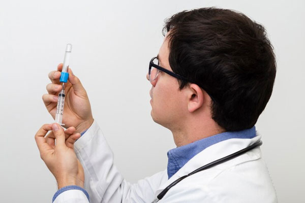 Esteroides anabólicos y alopecia - Doctor recurre al uso de andrógenos inyectables para tratar patalogías crónicas 