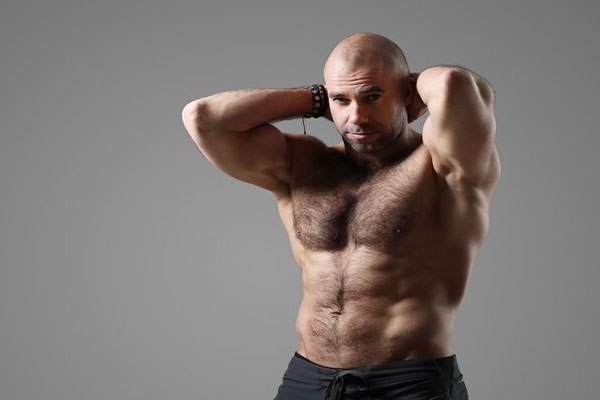 Esteroides anabólicos y alopecia - Hombre calvo y musculoso busca soluciones para recuperar la salud capilar 